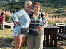Zwei Frauen bei einem gemeinsamen Ausflug in den Bergen
